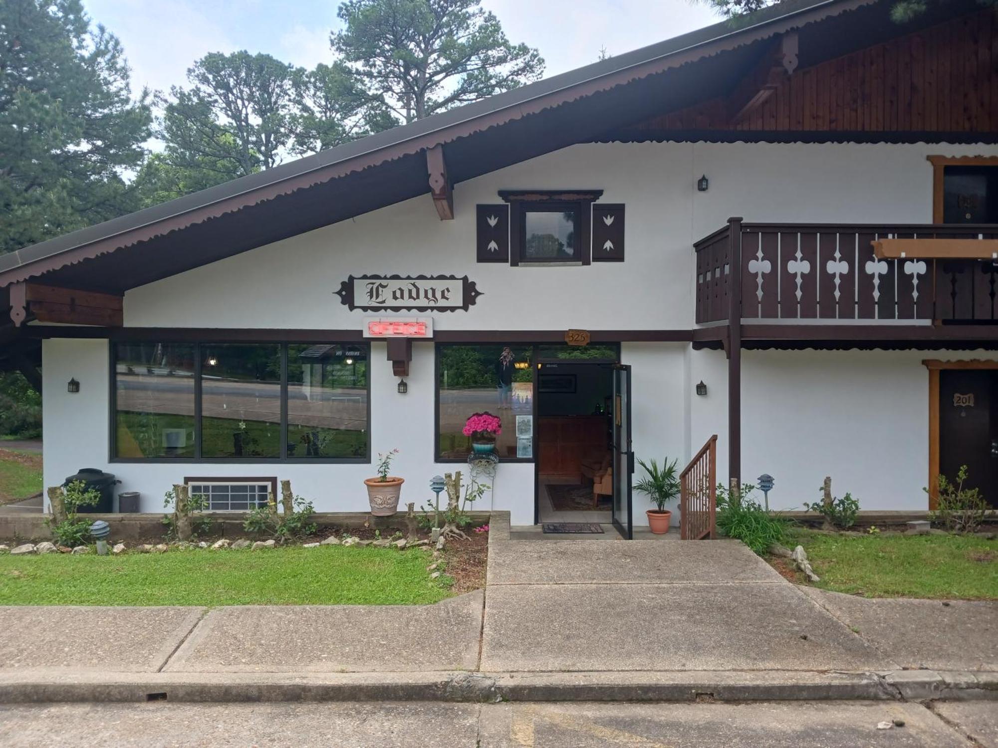 Bavarian Inn Motel & Restaurant ユリーカ・スプリングス エクステリア 写真
