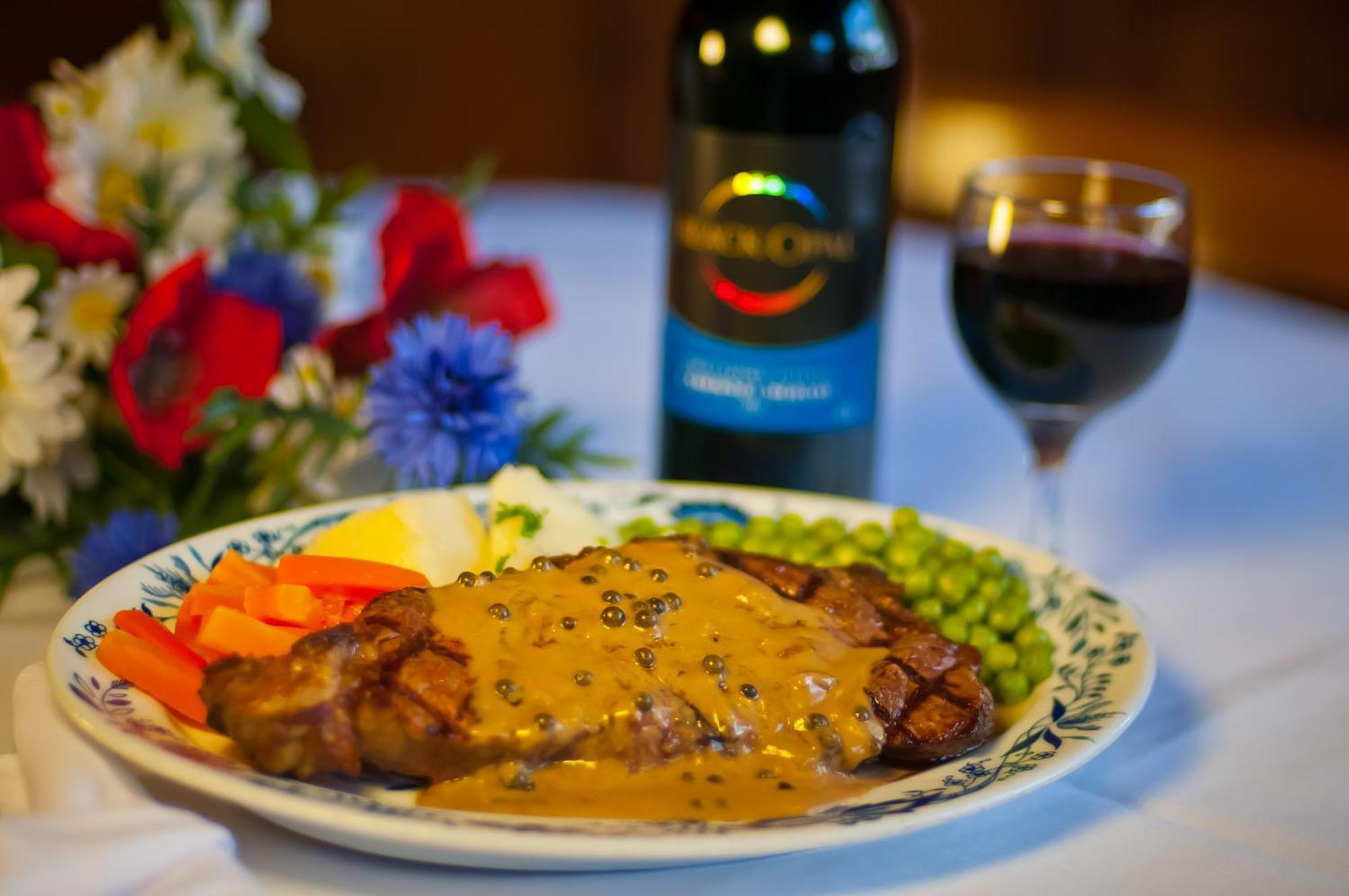 Bavarian Inn Motel & Restaurant ユリーカ・スプリングス エクステリア 写真
