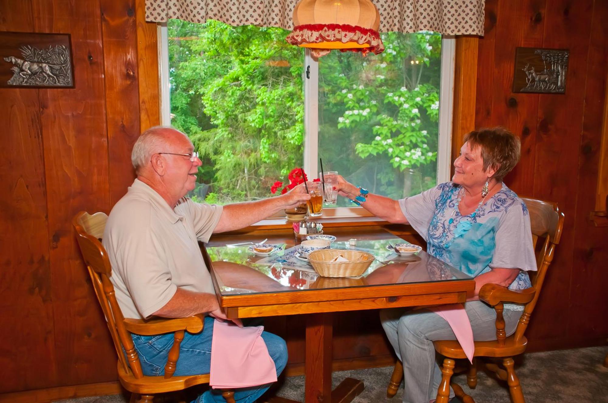 Bavarian Inn Motel & Restaurant ユリーカ・スプリングス エクステリア 写真